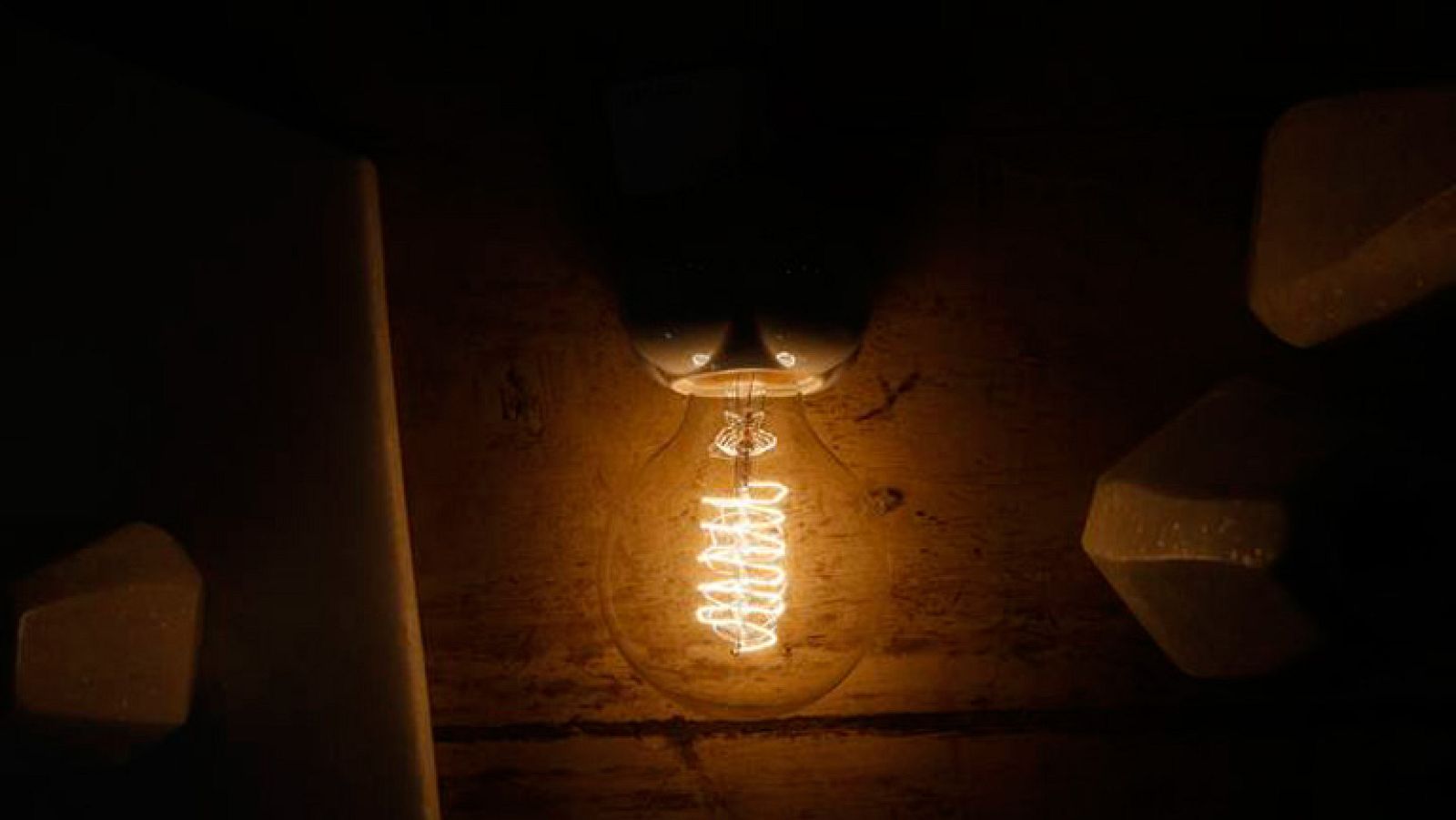 La Comisión Nacional de los Mercados y la Competencia publica las ofertas de precio fijo anual de la luz | Ver