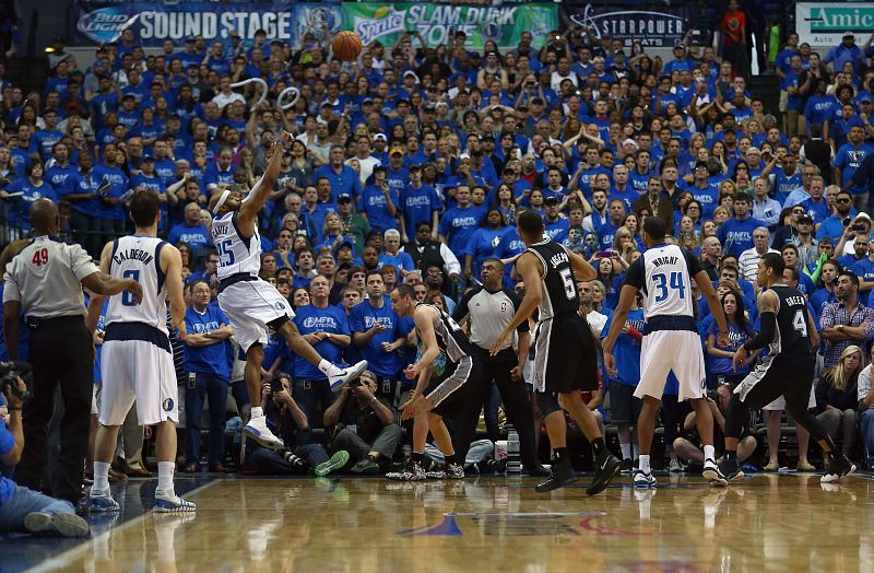 Un espectacular triple de Vince Carter sobre la bocina pone a los Mavs 2-1 ante los Spurs