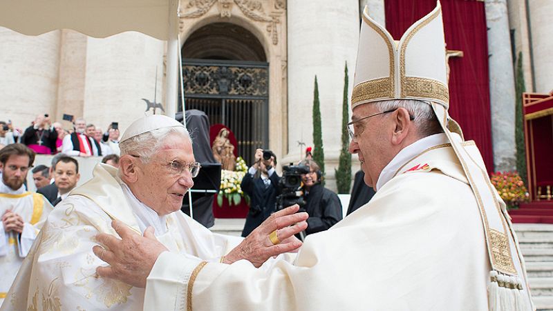Francisco proclama santos a Juan Pablo II y Juan XXIII y destaca su "valor" ante miles de fieles