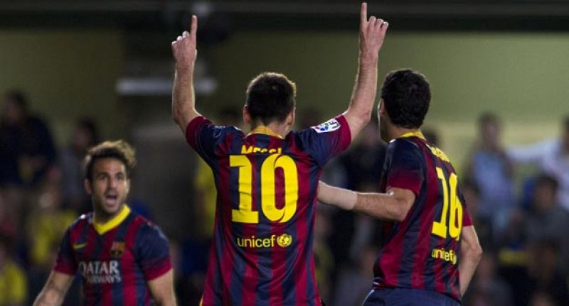 El Barcelona, con dos autogoles del Villarreal, remonta para dedicar la victoria a Tito