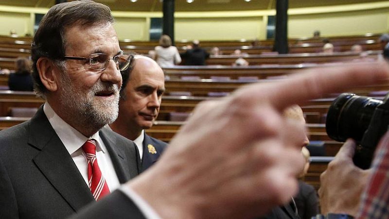 Rubalcaba critica el sistema de becas del Gobierno y Rajoy dice que hay más becados que nunca