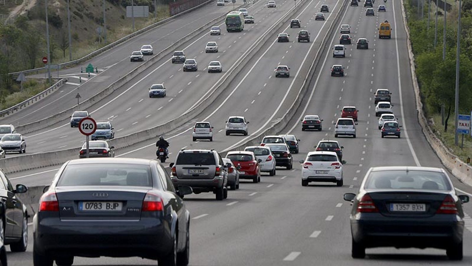 Comienza el puente de mayo con algunos atascos en grandes ciudades y sin fallecidos | Ver