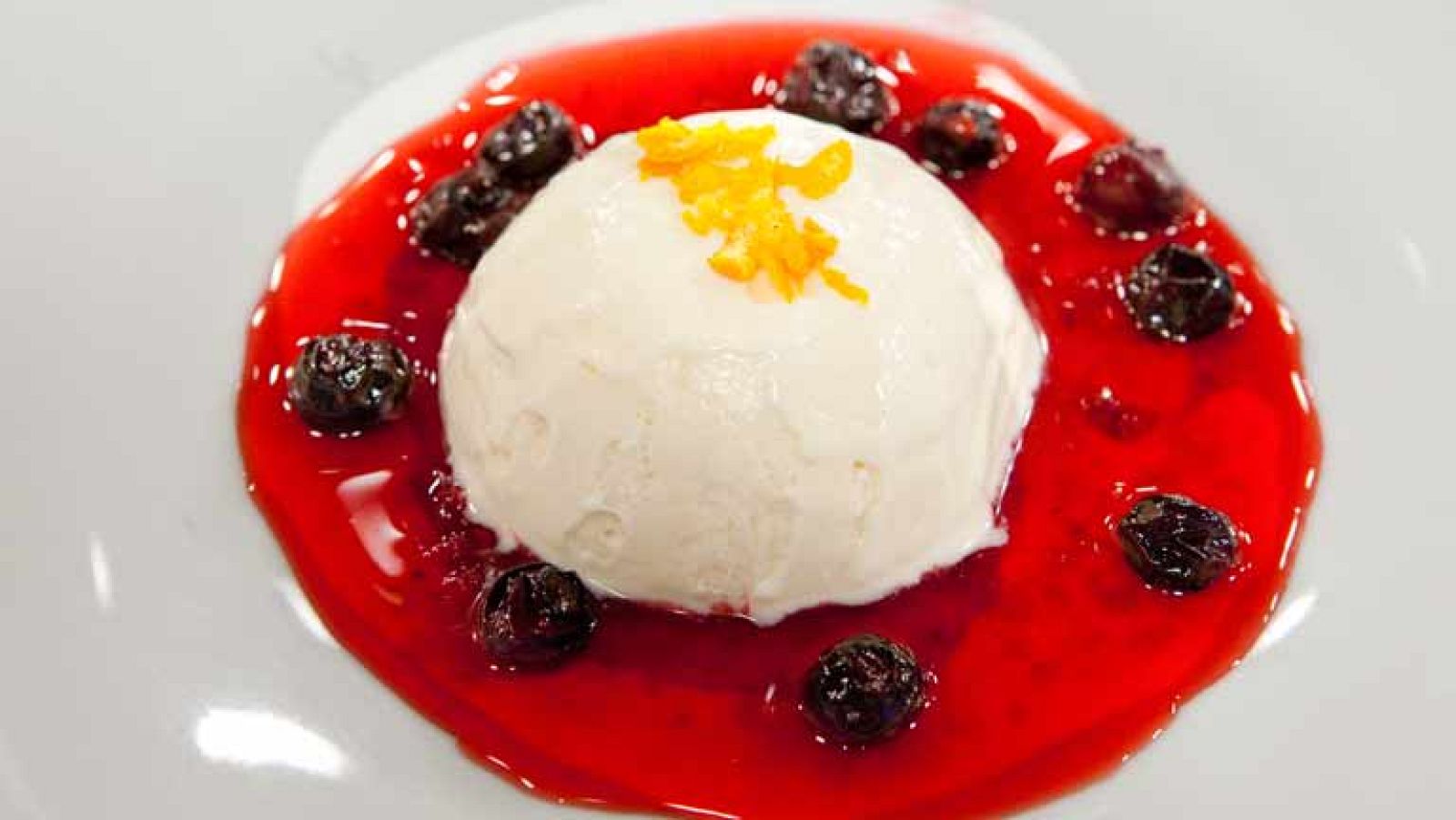 Biscuit de miel sobre salsa de frutos rojos