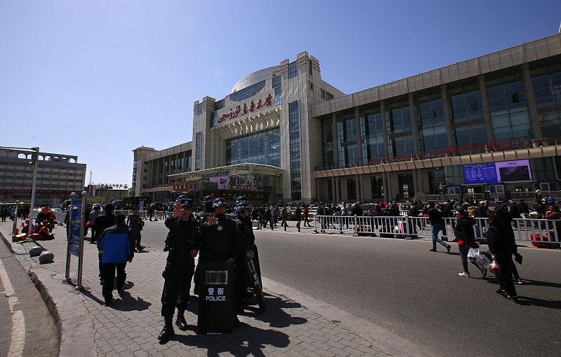 China amenaza con "medidas decisivas" tras un atentado con bomba en la provincia de Xinjiang