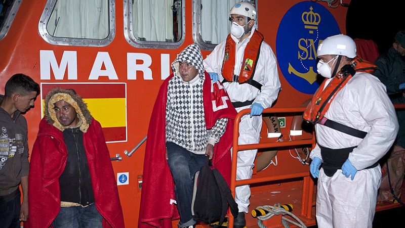 Salvamento Marítimo rescata a 71 inmigrantes de dos pateras en el mar de Alborán