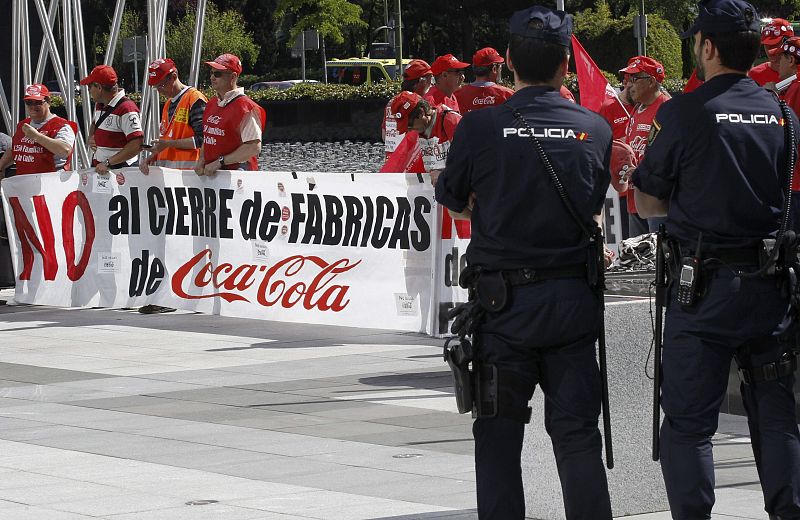 Los sindicatos piden "diálogo" a Coca-Cola y sus embotelladoras y rechazan los despidos