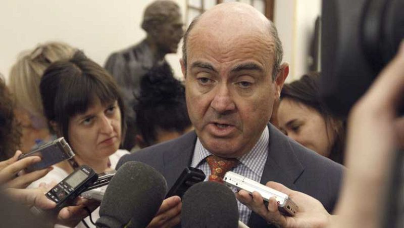 Guindos apela a la "responsabilidad" de Magdalena Álvarez en el BEI tras su imputación