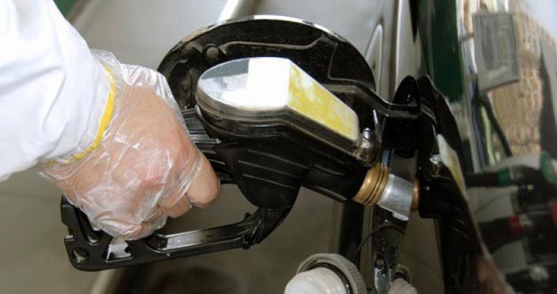 Competencia denuncia que la bajada del petróleo no se traslada del todo a los carburantes