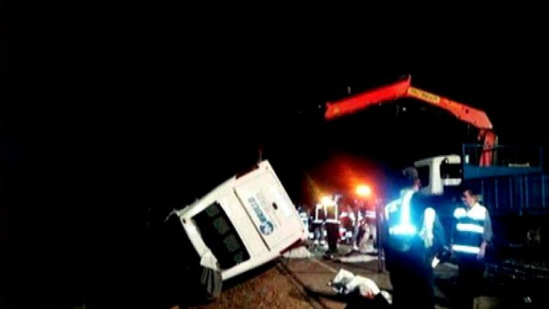 Mueren cinco menores en un accidente entre un microbús y una excavadora en Badajoz