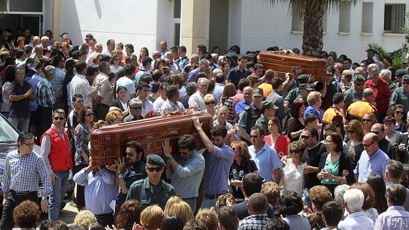 Multitudinario adiós a los cinco niños de Monterrubio de la Serena muertos en el accidente