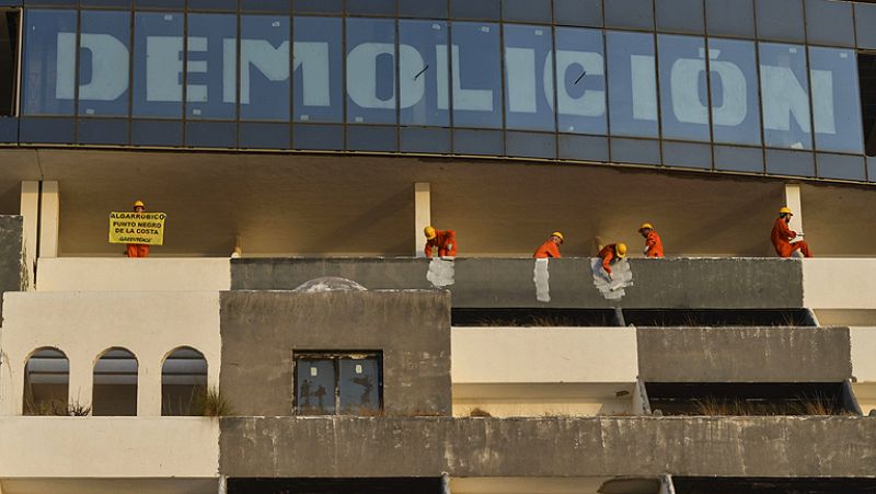 Greenpeace pinta de negro el hotel El Algarrobico