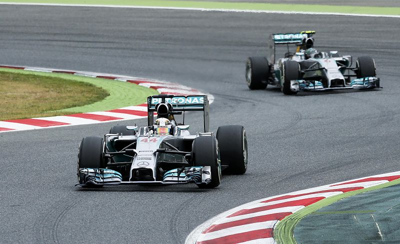 Hamilton y los Mercedes dan otra exhibición en Montmeló; Alonso, sexto