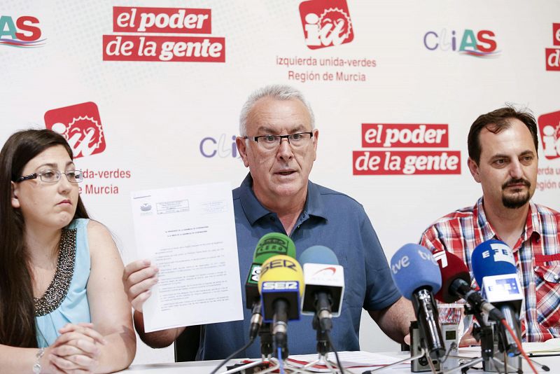 IU cree que la coalición PP-PSOE ya existe y los nacionalistas la ven como una salida centralista