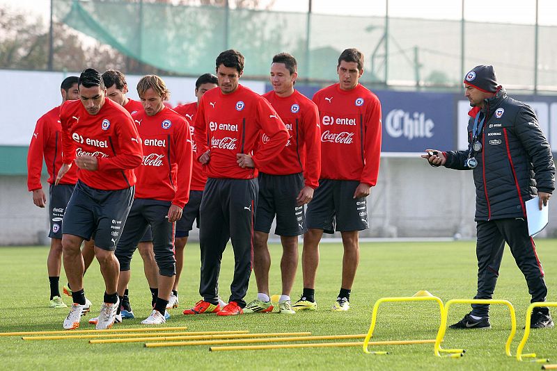 Vidal, Alexis y Bravo encabezan la lista de 30 jugadores de Chile