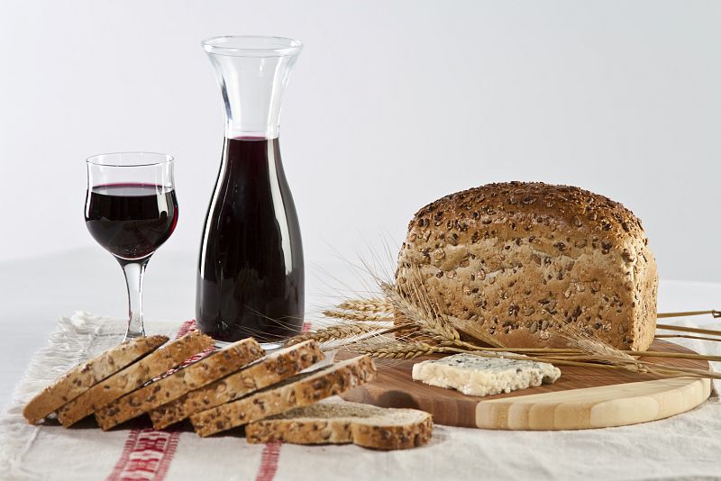 El vino tinto y el aceite de oliva pueden ayudar a reducir la mortalidad