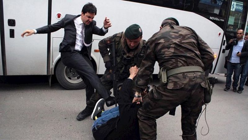 Turquía entierra a sus muertos en una jornada de protestas cargadas de furia