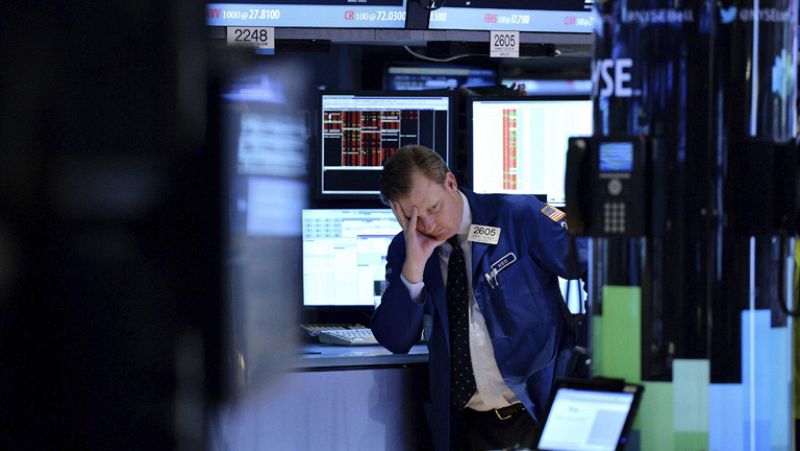 Grecia sacude a los mercados: las Bolsas caen con fuerza y las primas de riesgo suben