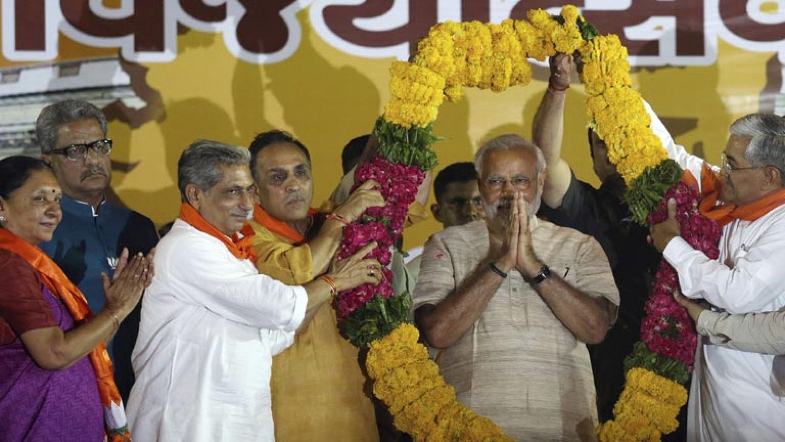 El primer ministro electo de la India, Narendra Modi, celebra su victoria junto a miles de sus seguidores