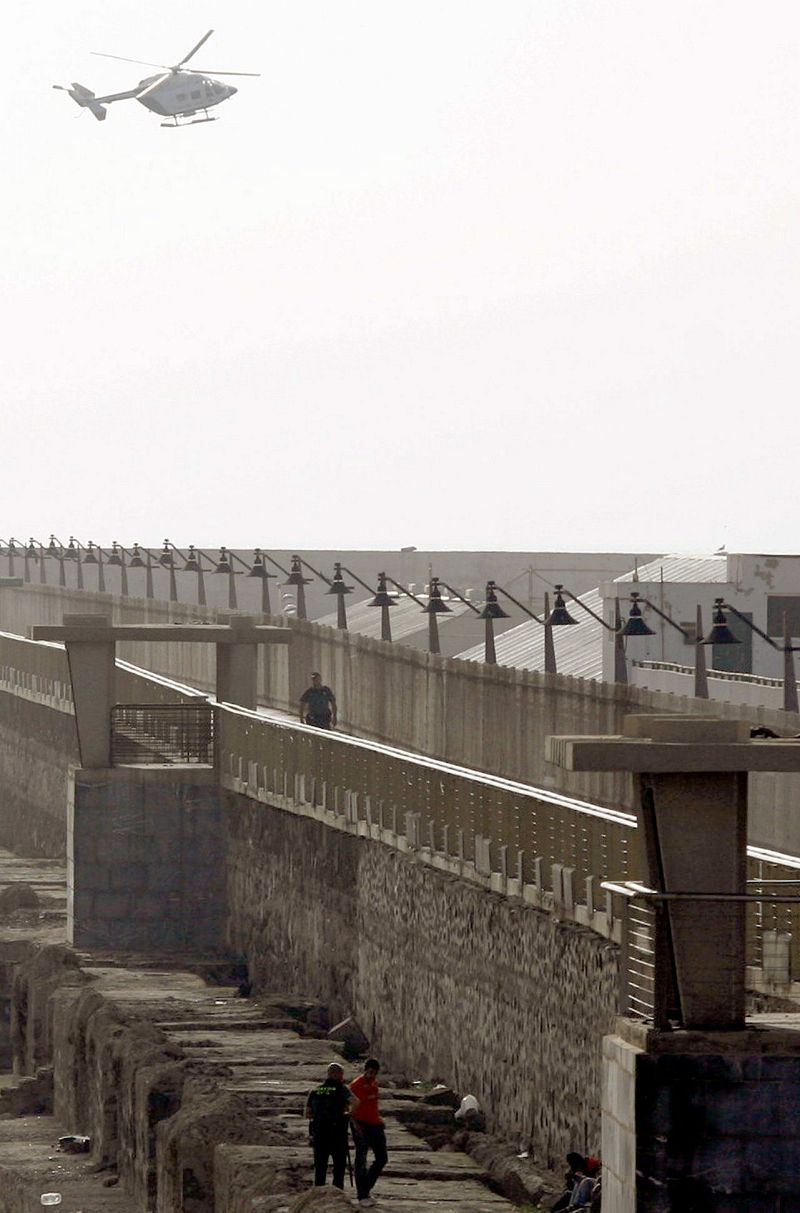 Unos 500 inmigrantes intentan saltar la valla de Melilla