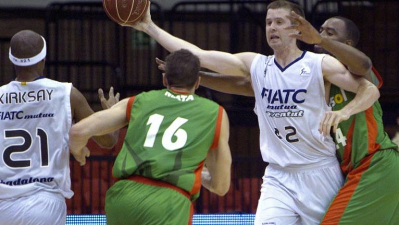 Cajasol remonta, gana sobre la bocina al Joventut y se asegura una plaza de 'playoff' en la liga Endesa