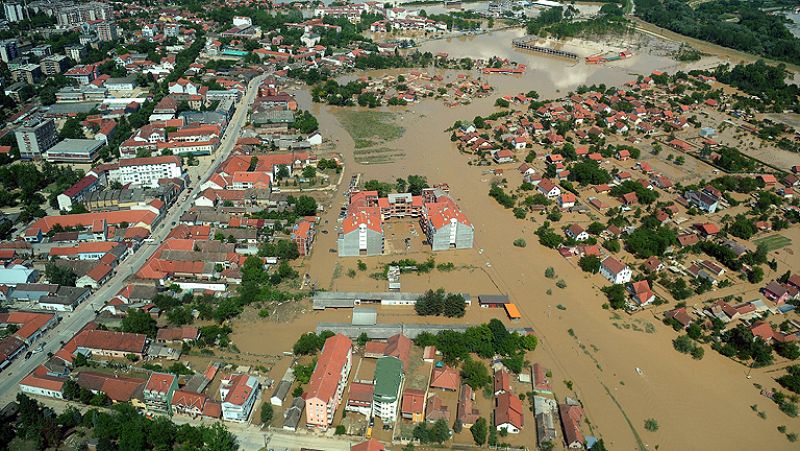 Las peores inundaciones en los Balcanes en un siglo dejan ya al menos 40 muertos