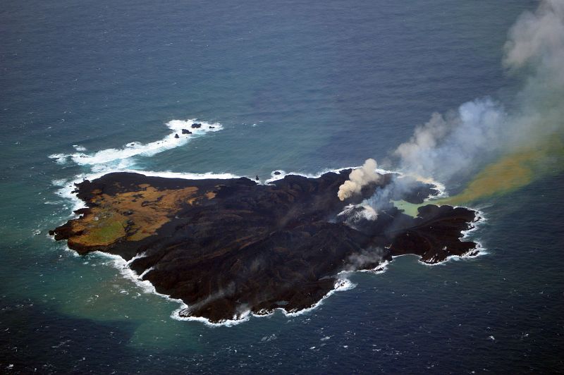 Una isla japonesa multiplica por cinco su tamaño a causa de una erupción volcánica