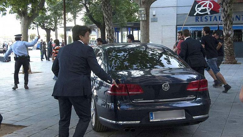 Un detenido por el ataque de manifestantes al coche de Montoro en Barcelona