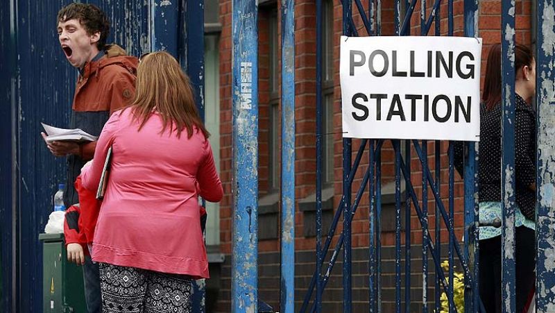 Cierran los colegios electorales en Reino Unido y Holanda, con dudas del auge euroescéptico
