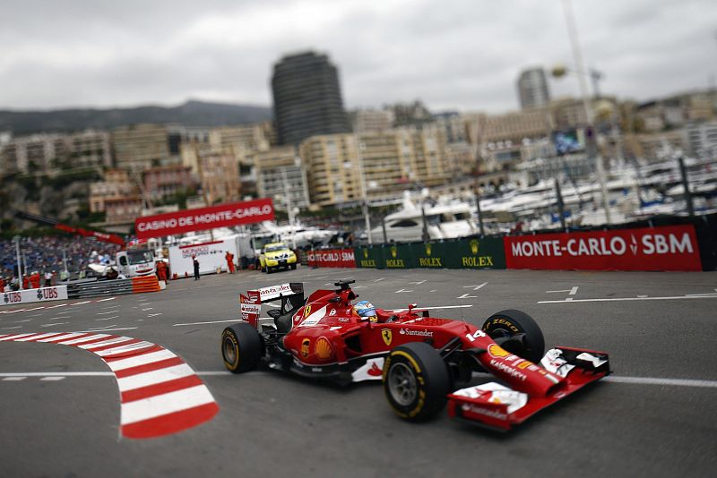 Fernando Alonso sigue los pasos de Hamilton en los libres de Mónaco