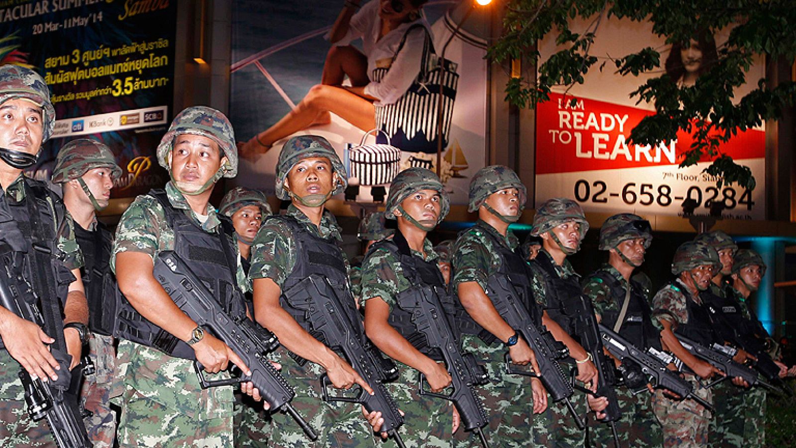 El Ejército de Tailandia detiene a la primera ministra y a varios miembros de su familia | Ver