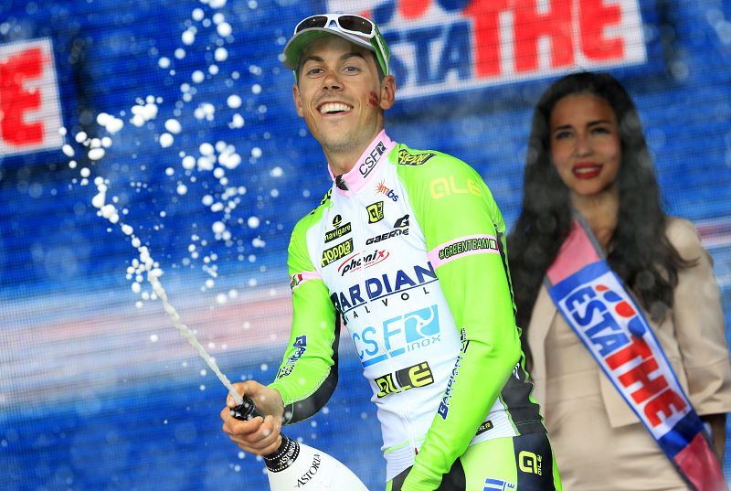 El italiano Canola hace valer una larga escapada, Urán sigue de líder