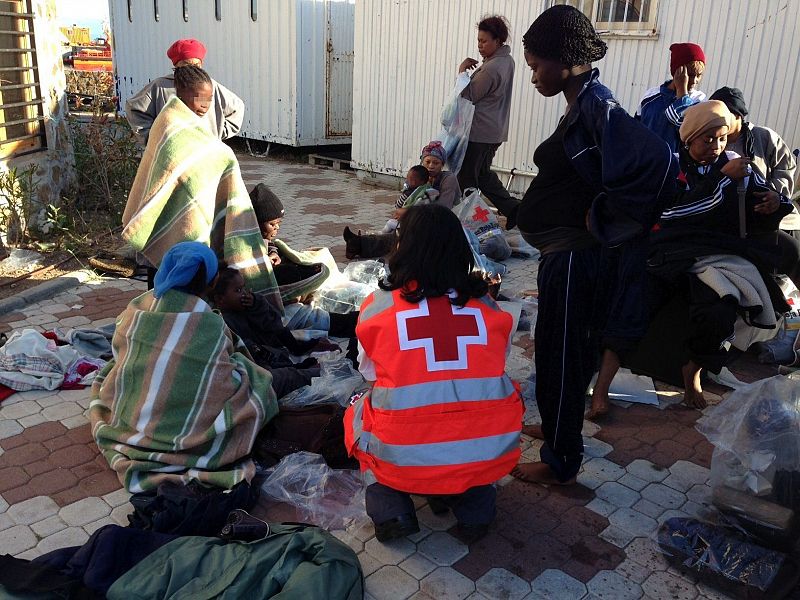 La Guardia Civil rescata a 45 inmigrantes subsaharianos en la costa de Ceuta