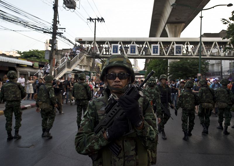 La junta militar de Tailandia disuelve el Senado y aparta a cargos próximos al Gobierno depuesto