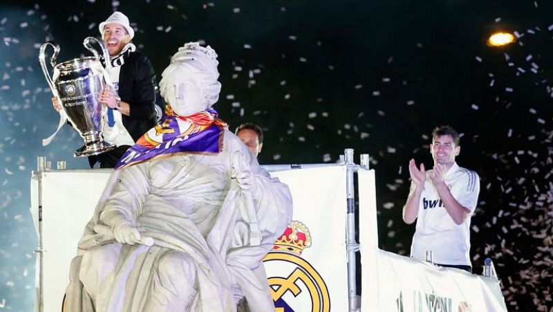 El Real Madrid ofrece la Décima Copa de Europa en Cibeles ante miles de aficionados