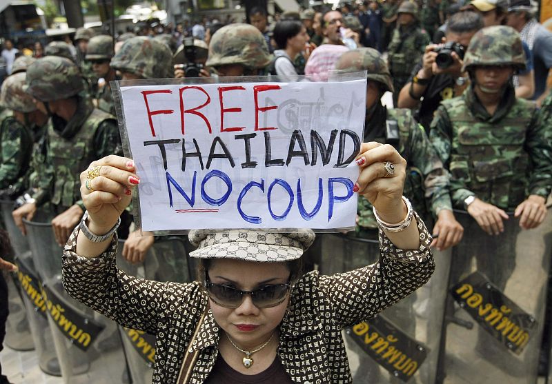 Los militares tailandeses liberan a la ex primera ministra Yingluck Shinawatra