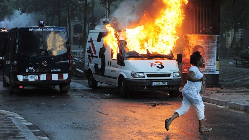 Violentos incidentes tras el desalojo de 'okupas' y el derribo de un inmueble en Barcelona