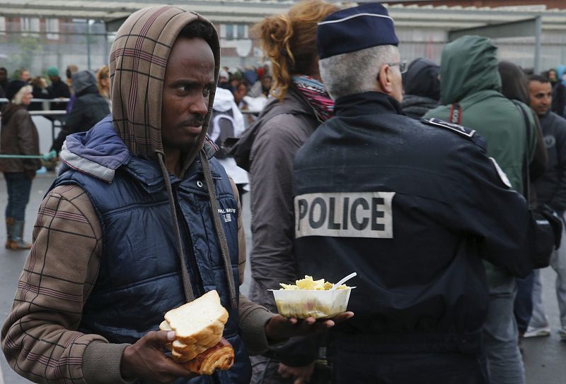 La Policía francesa desaloja a 650 inmigrantes de sus campamentos en Calais