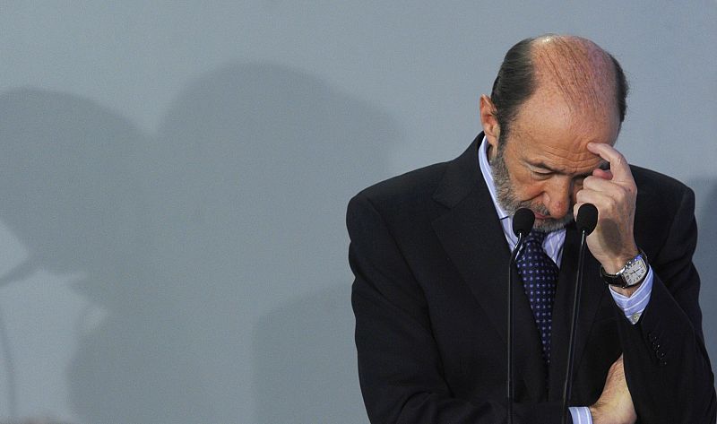 Rubalcaba sondea a los "barones" sobre abrir el congreso a los militantes para elegir nuevo líder