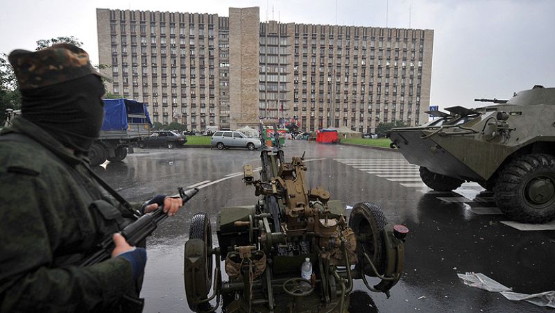 Los prorrusos derriban un helicóptero del Ejército ucraniano en los combates en Slaviansk