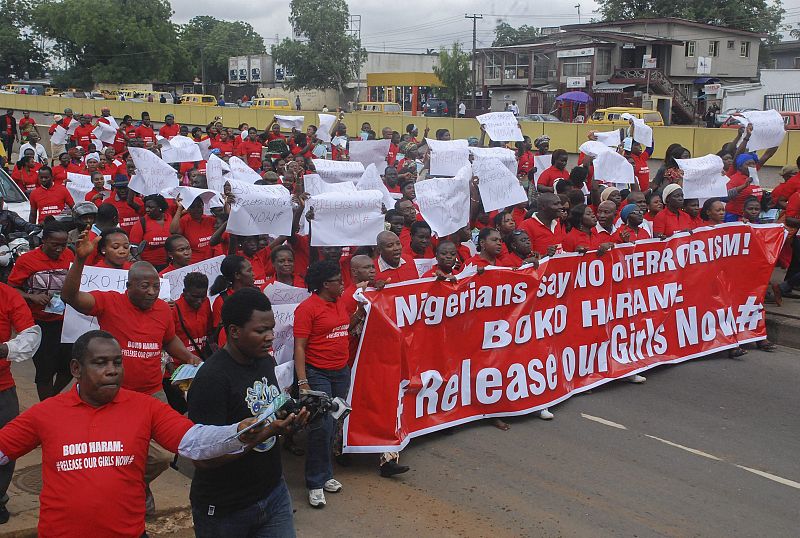 Nigeria promete "guerra total" contra Boko Haram, que retiene aún a 219 niñas