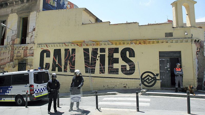 El Ayuntamiento de Barcelona paraliza el derribo del edificio 'okupado' de Can Vies y ofrece diálogo