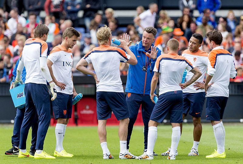 Van Gaal no ofrece sorpresas en una lista de Holanda liderada por Robben y Van Persie