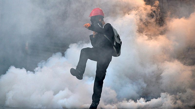 La Policía turca disuelve con gas lacrimógeno una marcha que conmemoraba la revuelta de Taksim