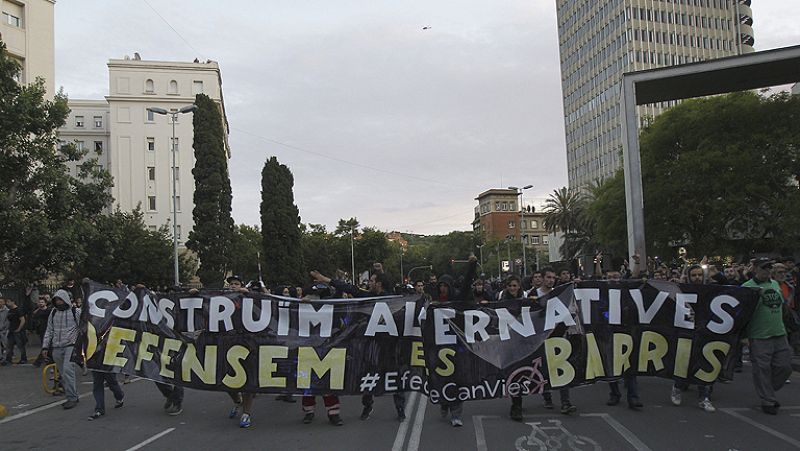 Manifestantes en defensa del centro okupado Can Vies llenan la plaza Universitat de Barcelona
