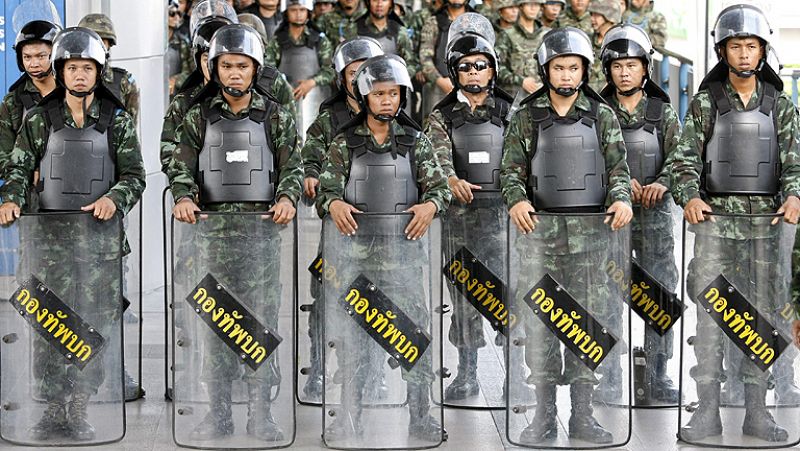 La junta militar tailandesa realiza una demostración de fuerza contra los antigolpe