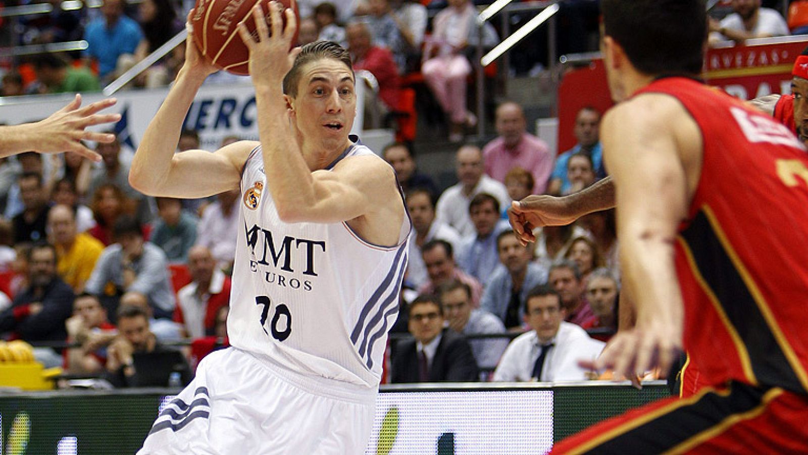 En un partido muy igualado, el Real Madrid ha derrotado al CAI Zaragoza y ha conseguido el pase a las semifinales de la Liga Endesa.