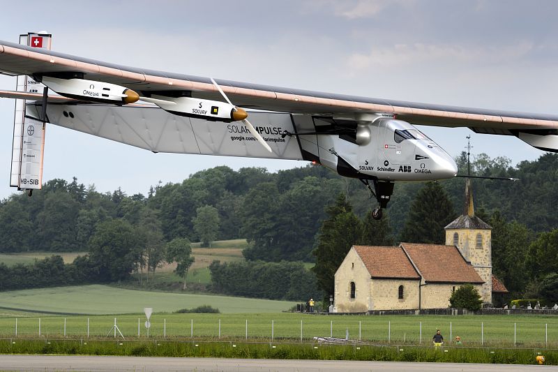 El avión solar que dará la vuelta al mundo en 2015 realiza con éxito su vuelo inaugural