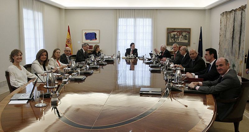 El Gobierno reconoce la labor del rey en una declaración institucional tras su abdicación