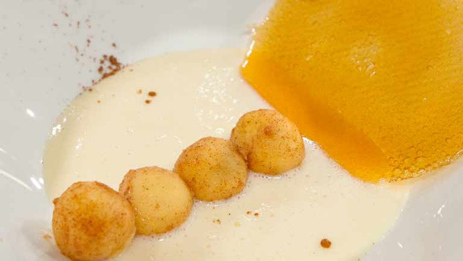 Bolitas de manzana con crema catalana