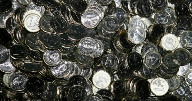 Las monedas de 1 y 2 euros con la imagen de Felipe VI empezarán a circular en 2015
